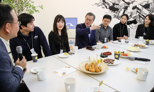 문재인 대통령이 6일 오전 서울 강남구 선릉로 '디 캠프(D camp)'에서 열린 '제2벤처 붐 확산 전략 보고회' 사전 간담회에서 입주 벤처 기업 대표들과 대화하고 있다.  연합뉴스